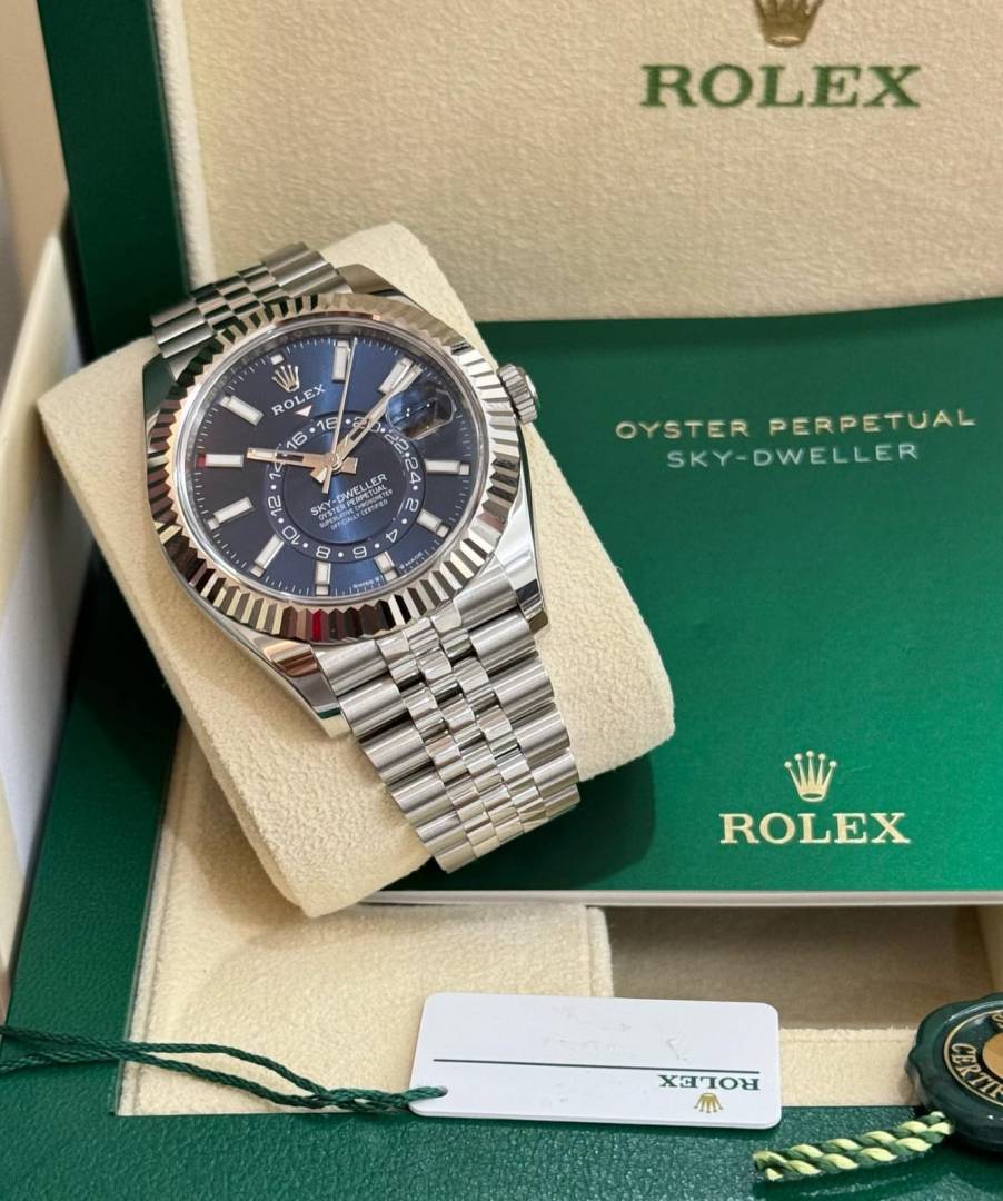 Role_x Oyster Perpetual Sky Dweller Silver-Blue